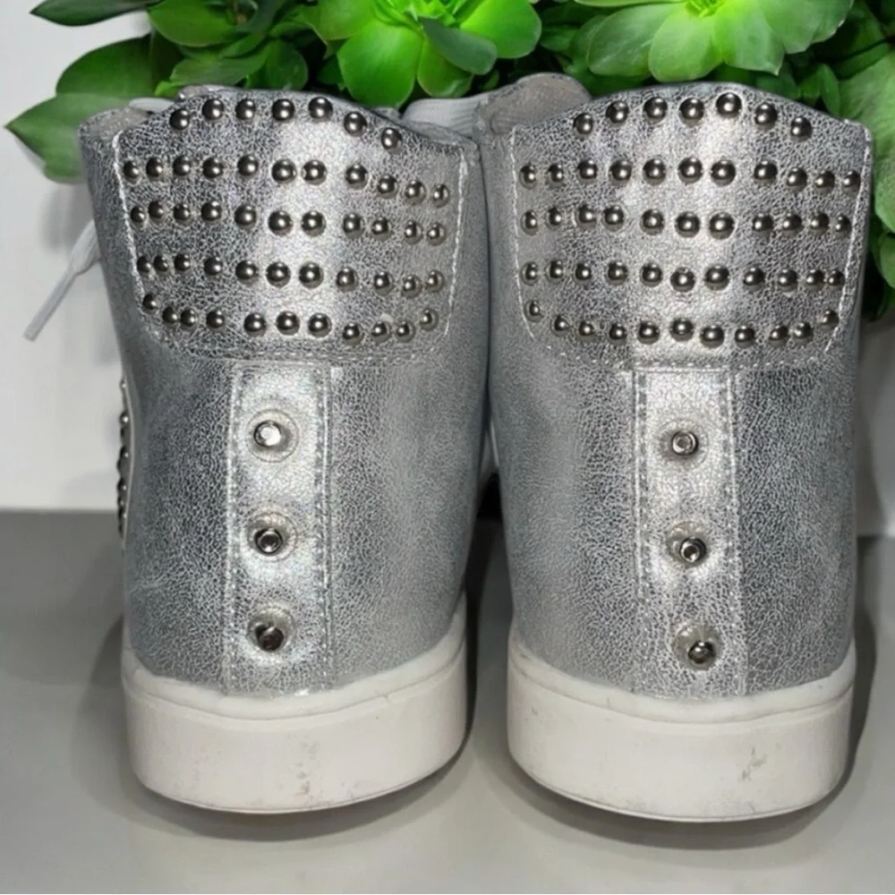 NWOT KidPik- SILVER HIGH-TOP STUDDED DISTRESSED METALLIC HIGHTOP Size 3